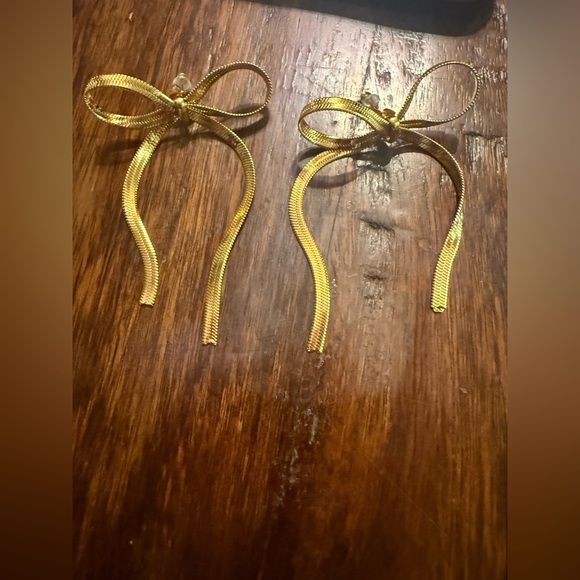 Gold Bow Drop Earrings – Elegant Ribbon Design - Picture 3 of 4